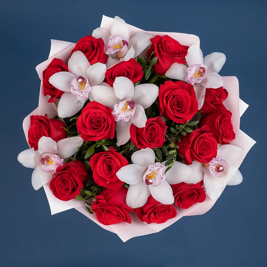 Букет из 23 цветов — красных роз Фридом и белых орхидей Цимбидиум (02471)