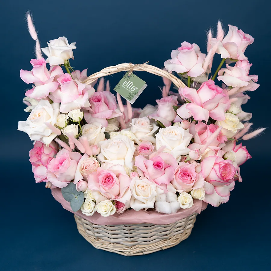 Корзина с ароматными розами и кустовыми розами с хлопчатником и лагурусом (02648)