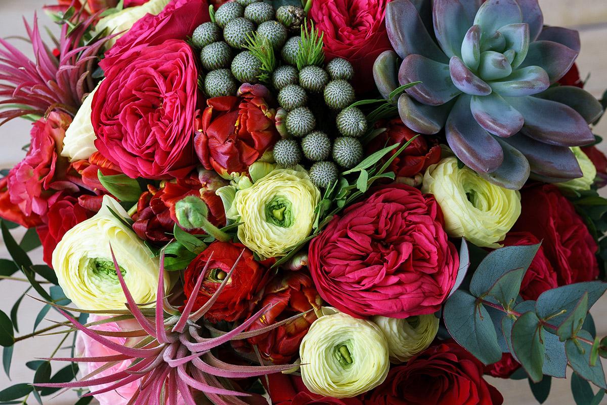 Букет из роз, ранункулюсов и тюльпанов с тилландсиями и эхевериями (00737)