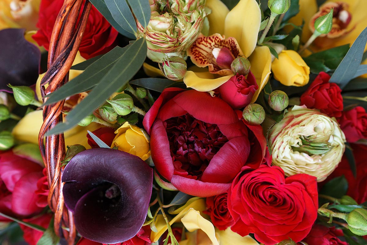 Корзина с пионами, розами, орхидеями, тюльпанами и каллами (00935)