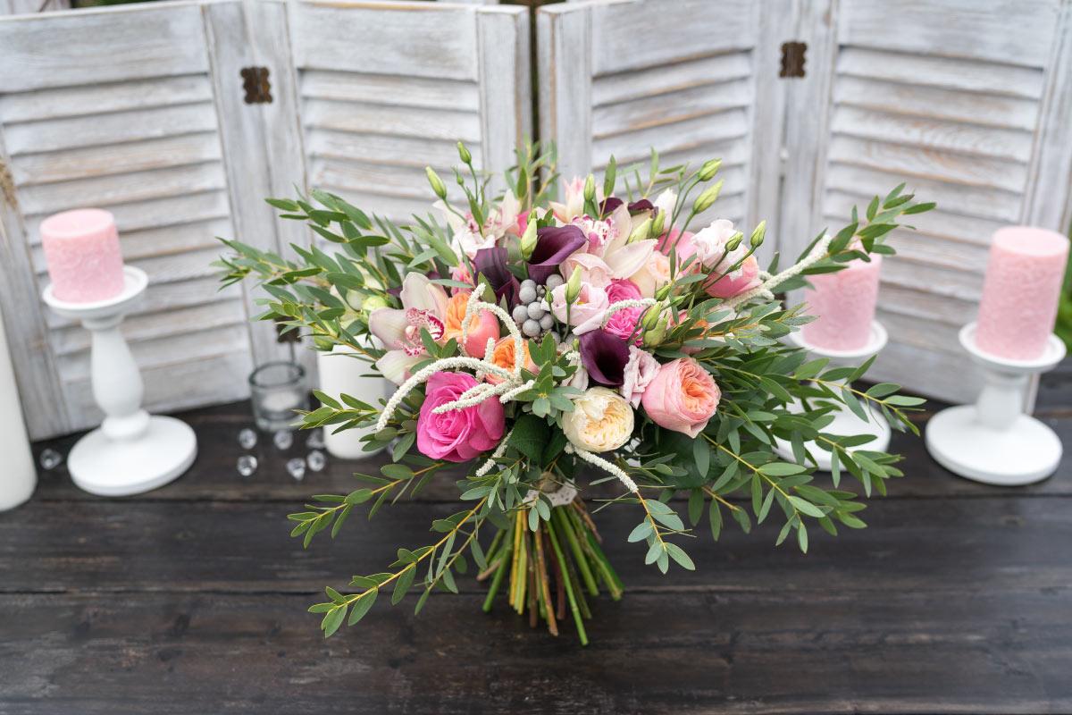 Букет невесты из роз, орхидей, калл и эустом с эхевериями (00859)