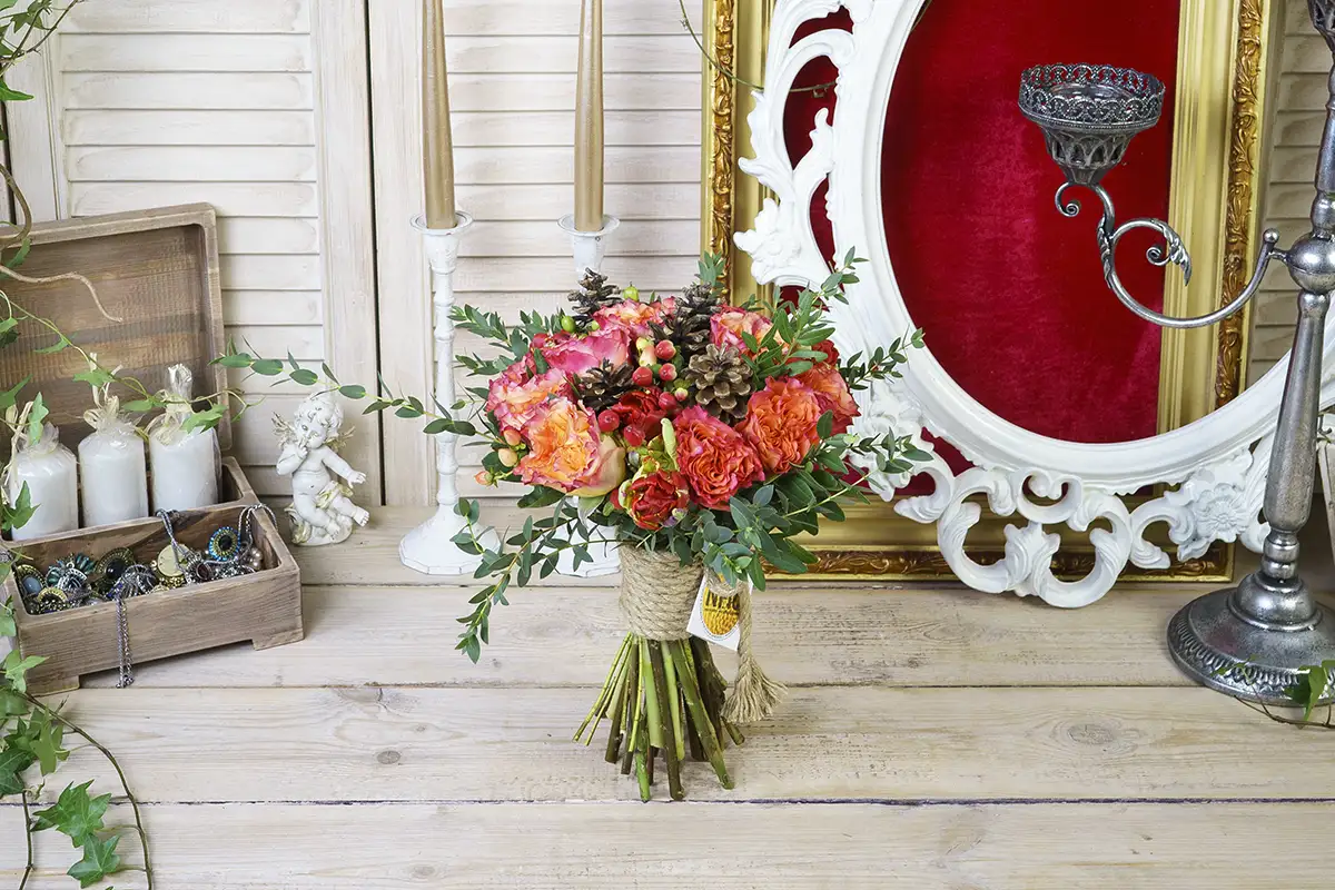 Букет из роз и тюльпанов с шишками (00735)