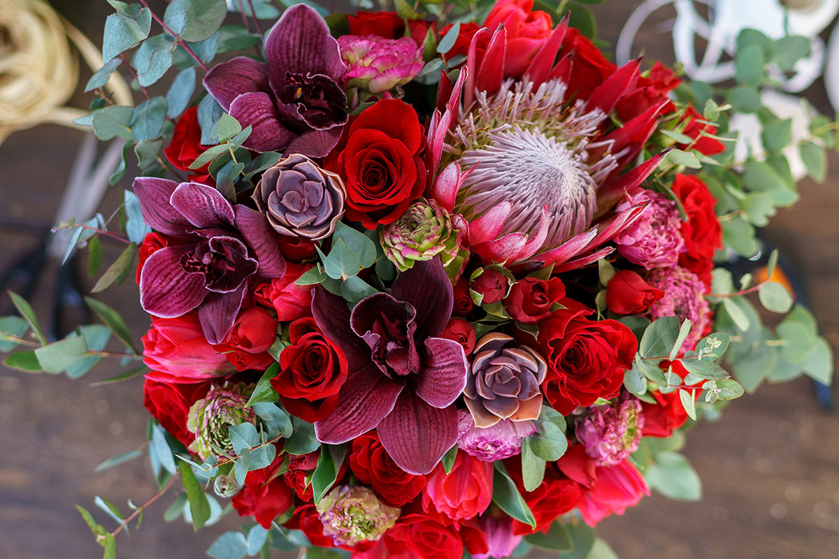 Букет из роз, орхидей, ранункулюсов и тюльпанов с протеей и эхевериями (01024)