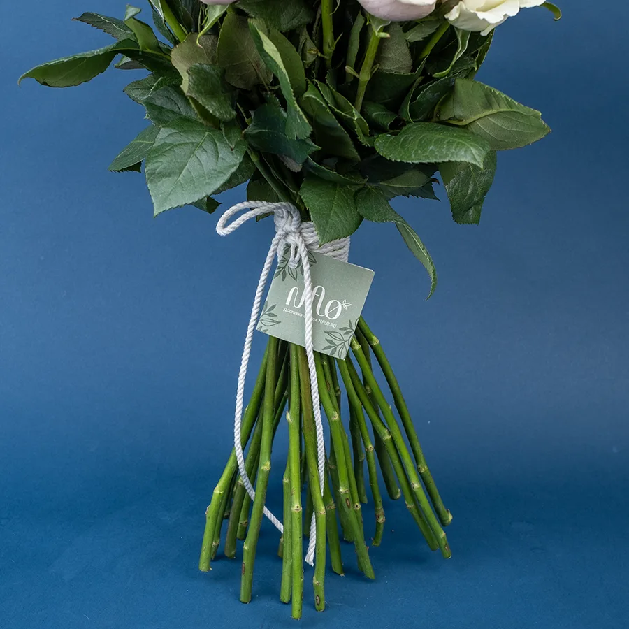 Букет из 27 белых и розовых роз Мондиаль и Пинк Мондиаль (02227)