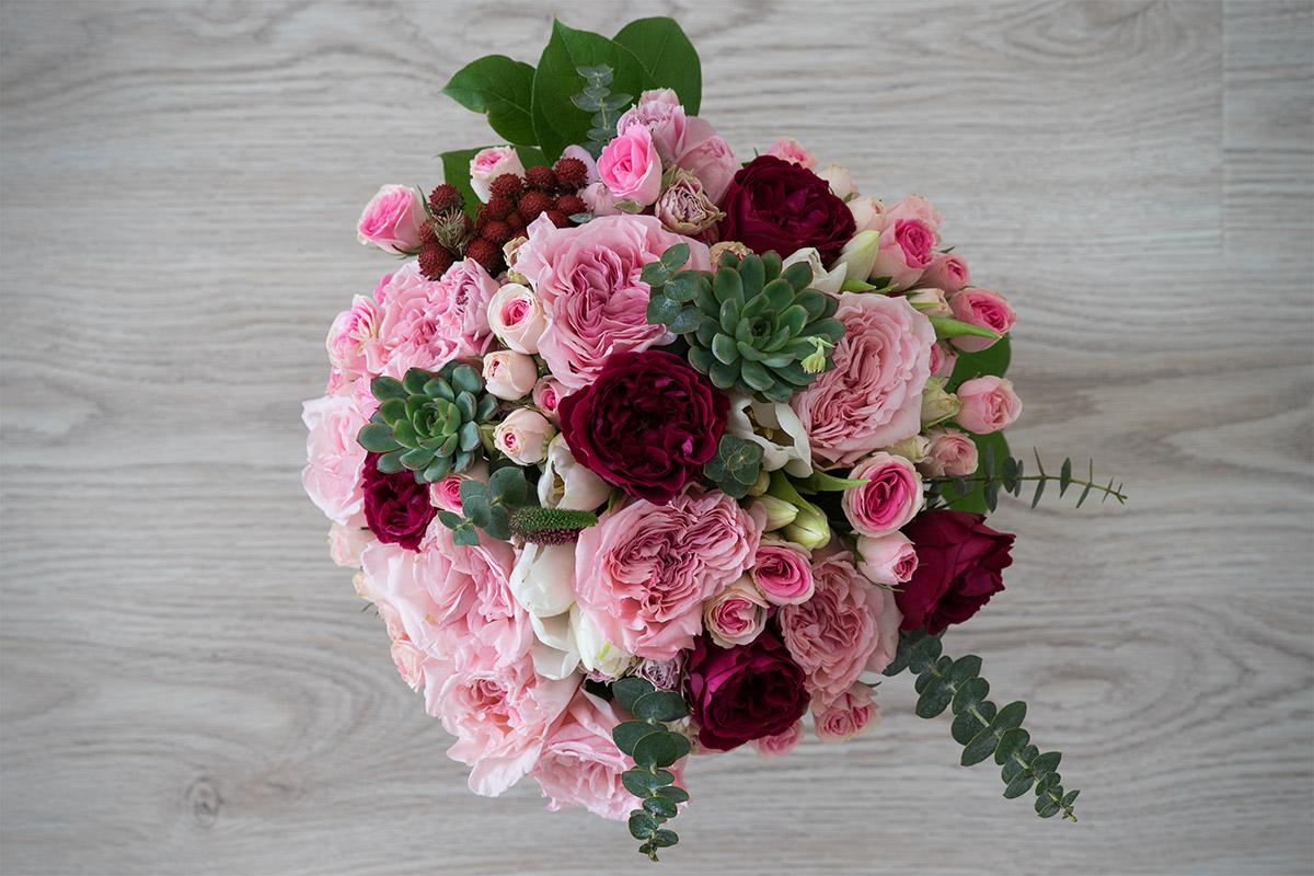 Букет из роз Дэвида Остина Тэсс, пионовидных роз, тюльпанов и эхеверий (00475)