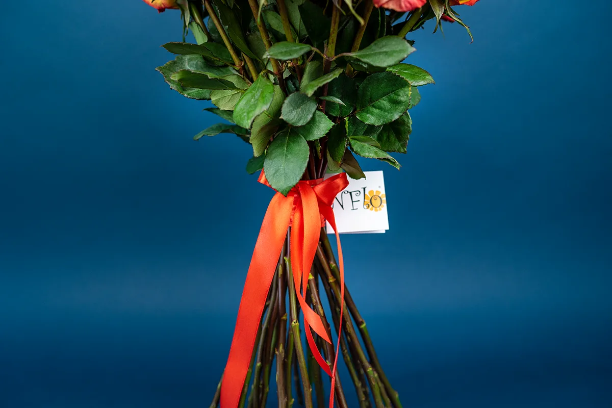Букет из 25 оранжево-красных роз Хай Мэйджик (01607)