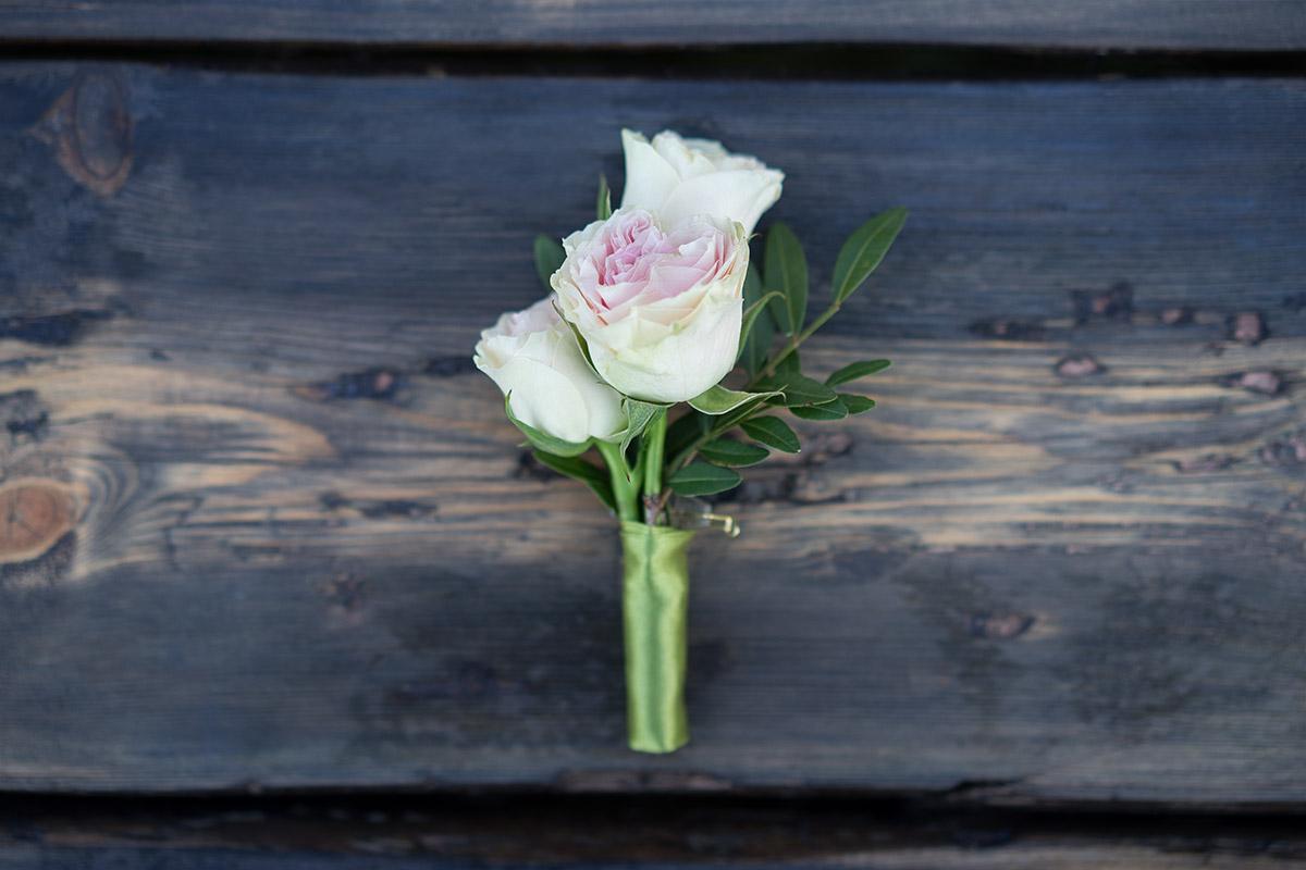 Свадебный букет из пионов, роз и эхеверий (00572)