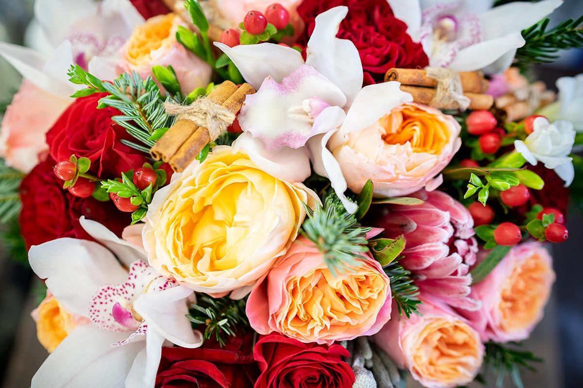 Букет из роз, орхидей и фрезий с протеей, корицей, лапником (01063)
