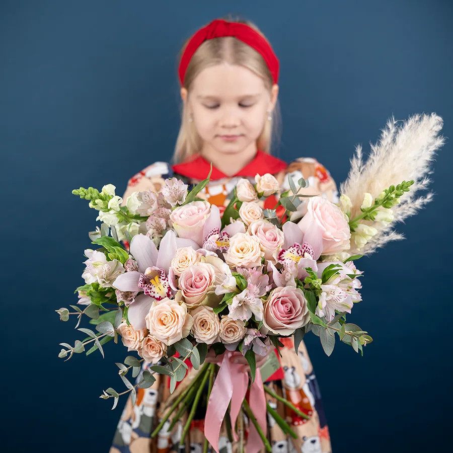 Букет из роз, кустовых роз, орхидей и альстромерий (03839)