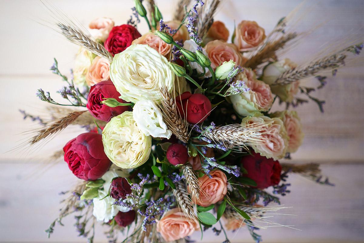 Свадебный букет из пионовидных роз и эустом с колосьями (00600)