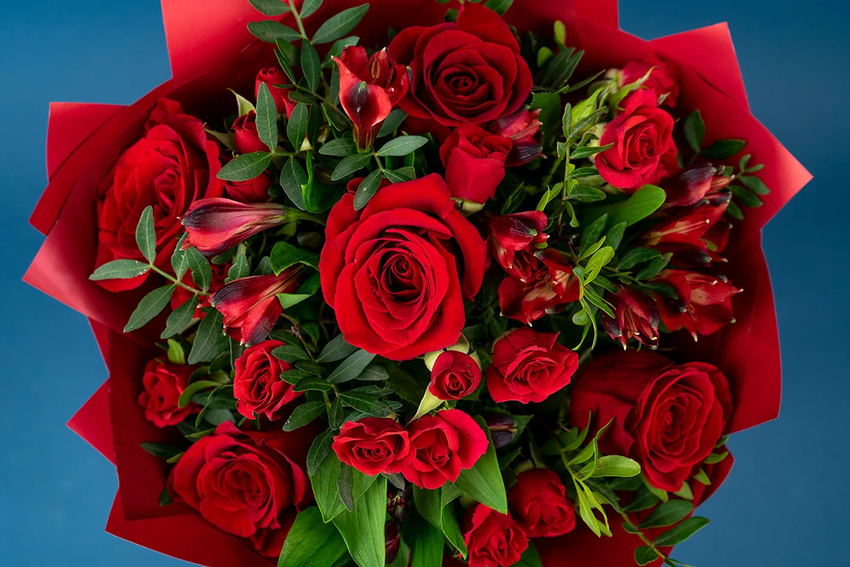 Красный букет из роз, кустовых роз и альстромерий (01287)