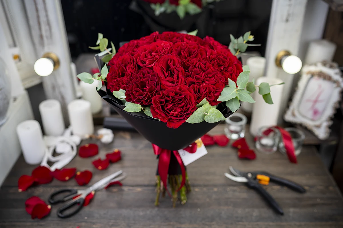 Букет из 19 тёмно-красных садовых роз Вонтед (01106)
