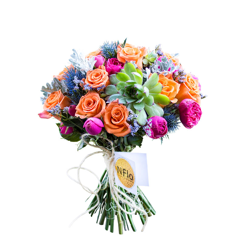 Букет из малиновых кустовых роз, оранжевых роз и эхеверий с эрингиум (00275)