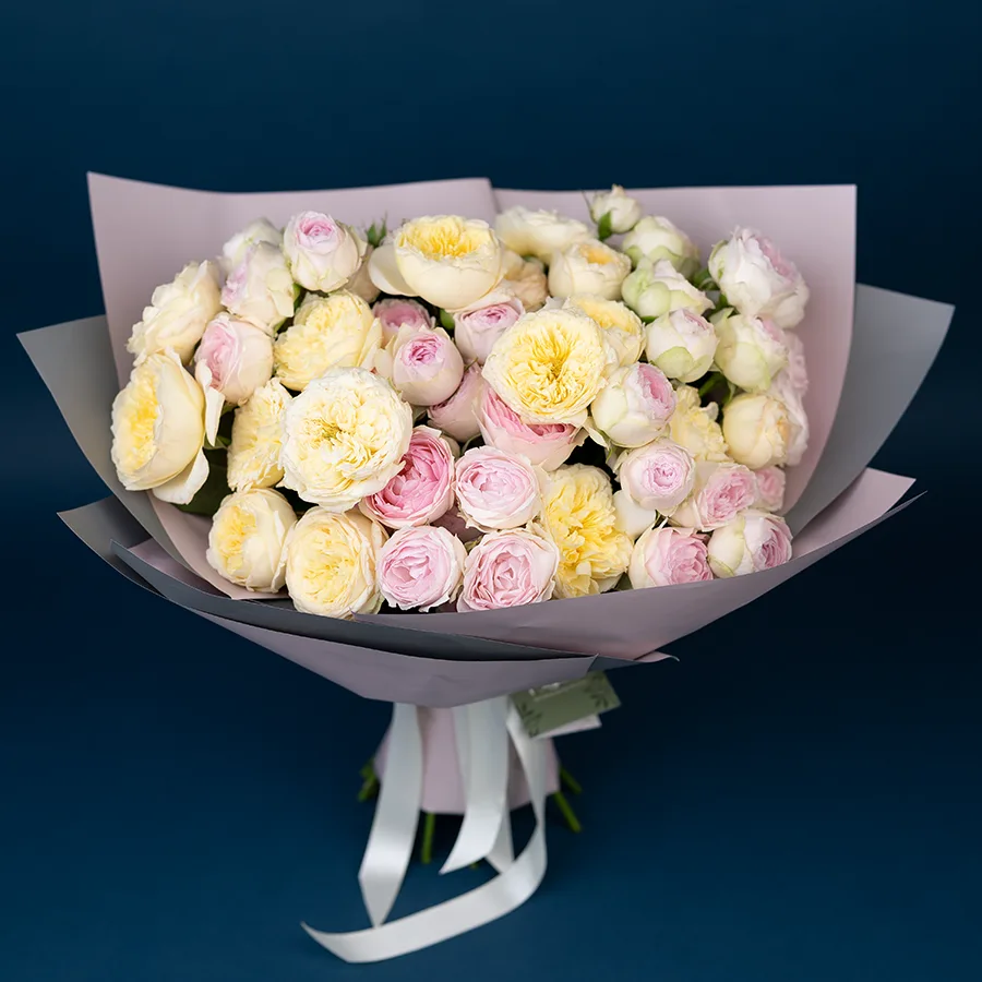 Букет из 15 нежных кустовых пионовидных роз Роял Парк и Дедикейшн (02753)