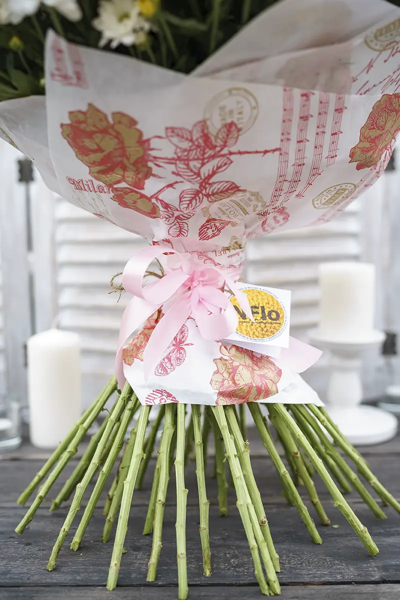 Букет из 45 розовых, белых и жёлтых кустовых хризантем (00843)