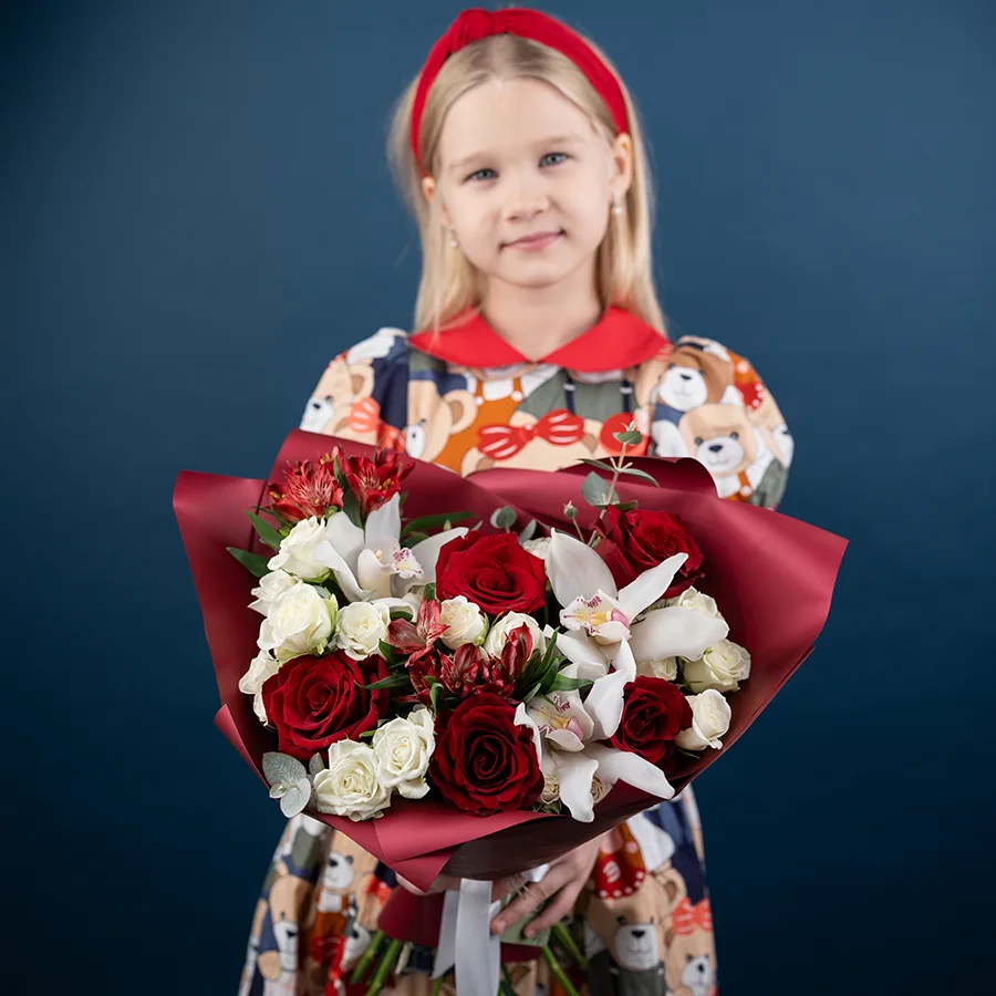 Букет из роз, кустовых роз, орхидей и альстромерий (03838)