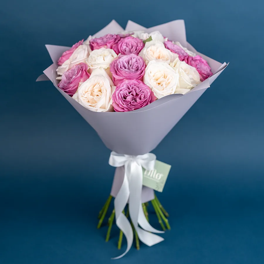 Букет из 21 белой и сиреневой садовой розы Вайт О'Хара и Квинс Краун (02548)
