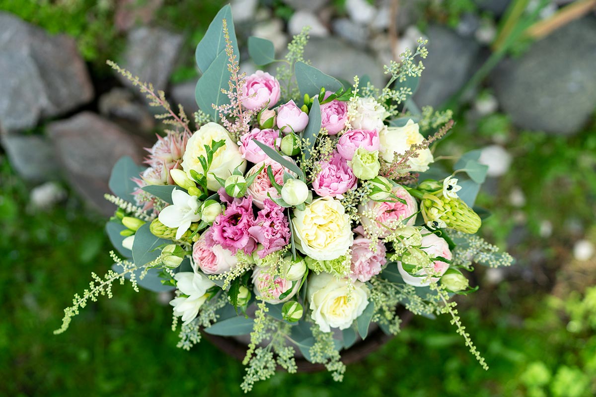 Букет невесты из пионовидных роз, эустом и фрезий с серрурией (01096)