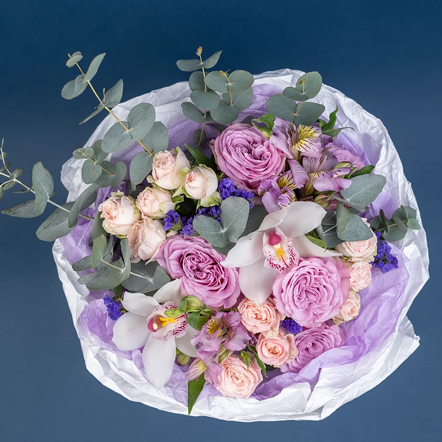 Букет из роз, кустовых роз, орхидей и альстромерий со статице (02379)