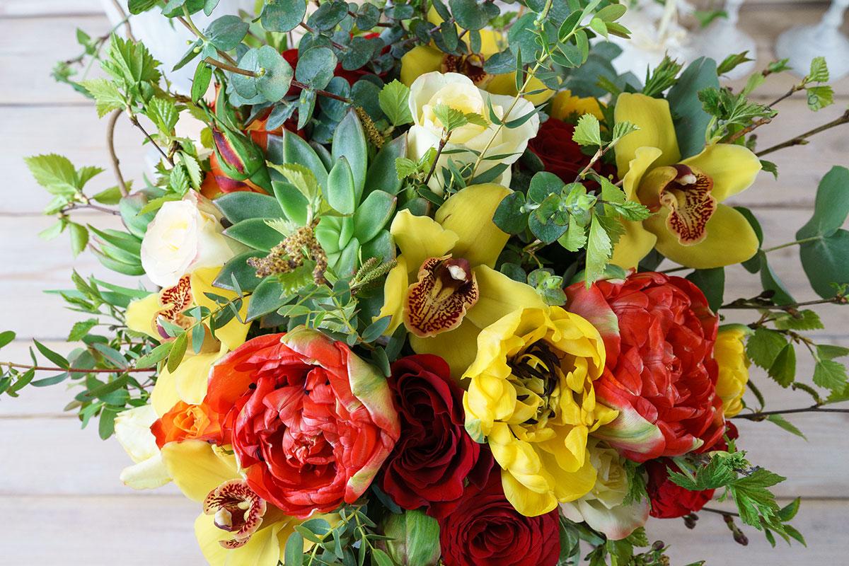 Букет из роз, орхидей и тюльпанов c эхеверией и зеленью (00781)