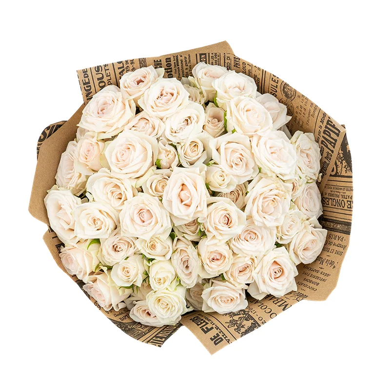 Букет из 15 бело-кремовых кустовых роз Роял Порцелина в крафте (01679)