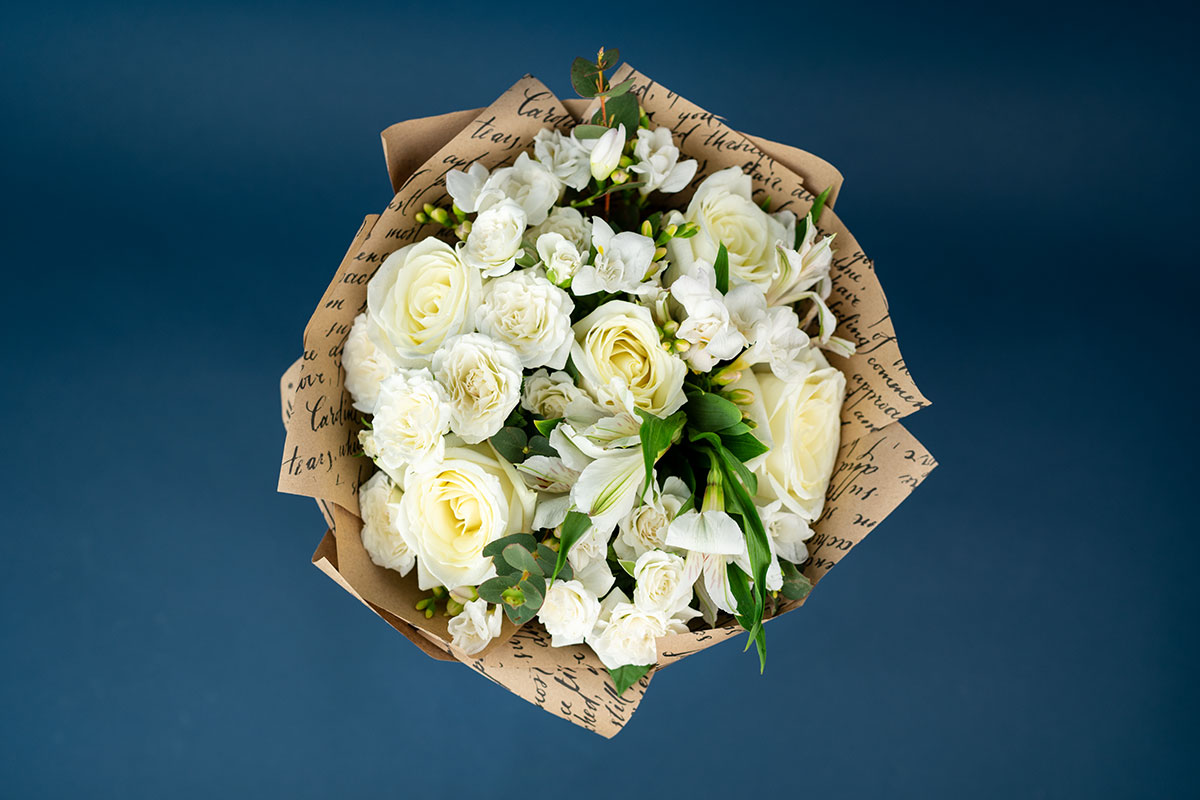 Белый букет из роз, кустовых роз, альстромерий и фрезий (01290)