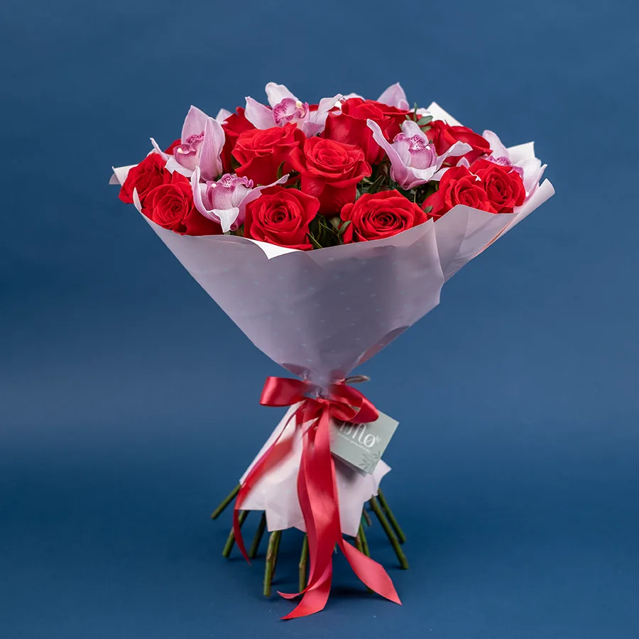 Букет из 23 цветов — красных роз Фридом и розовых орхидей Цимбидиум (02474)