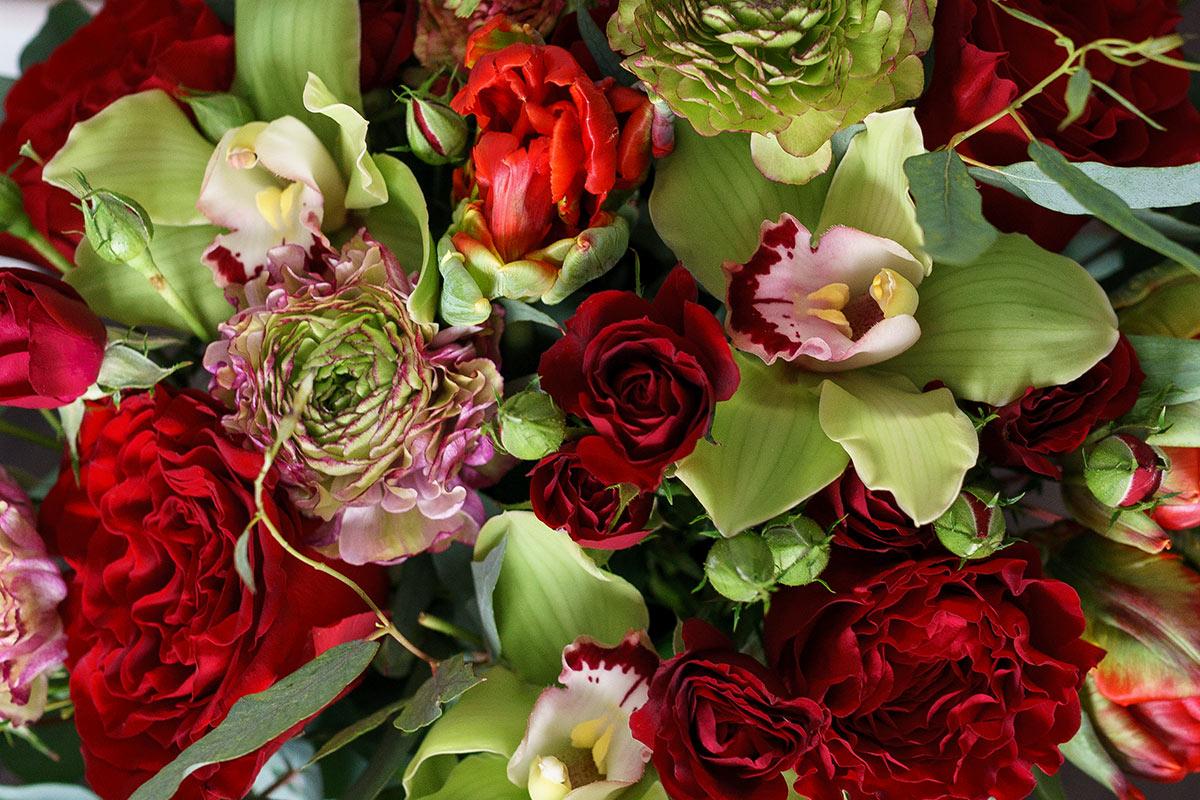 Букет из роз, орхидей, ранункулюсов и тюльпанов (00924)