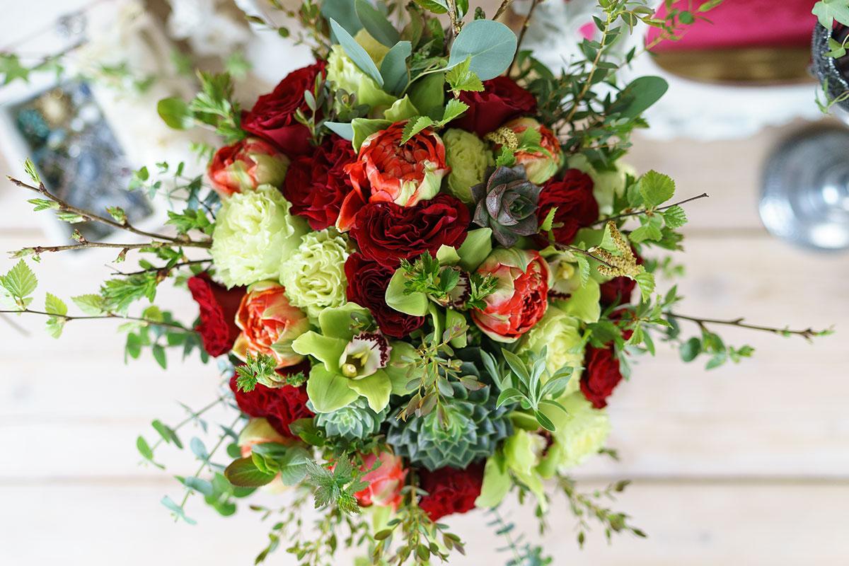 Букет из роз, орхидей и тюльпанов c эхевериями и зеленью (00778)