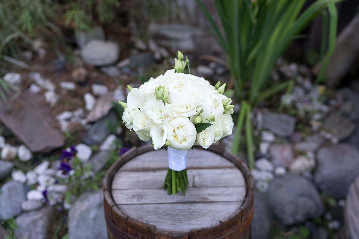 Букет невесты из белых пионов, роз, эустом и калл (01045)