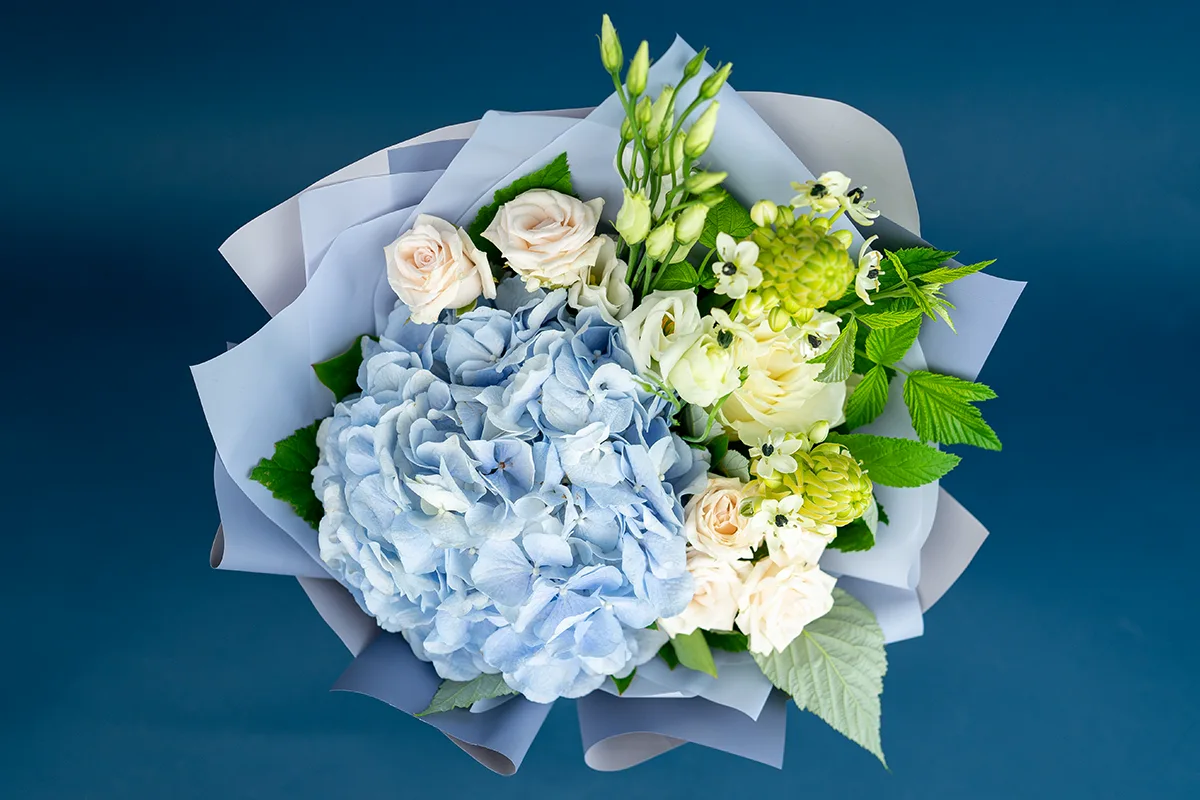 Букет из голубой гортензии, роз, кустовых роз и эустом (01654)