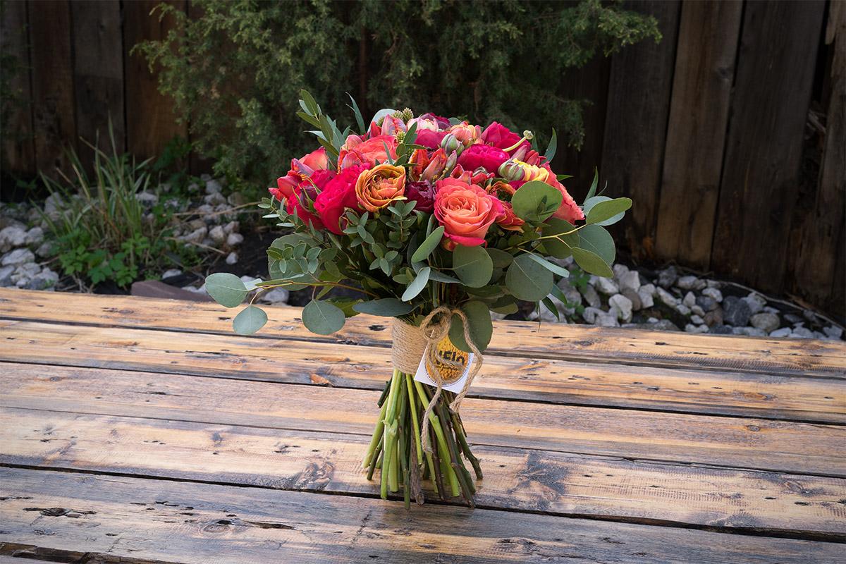 Букет из пионов, роз, ранункулюсов и тюльпанов (00527)