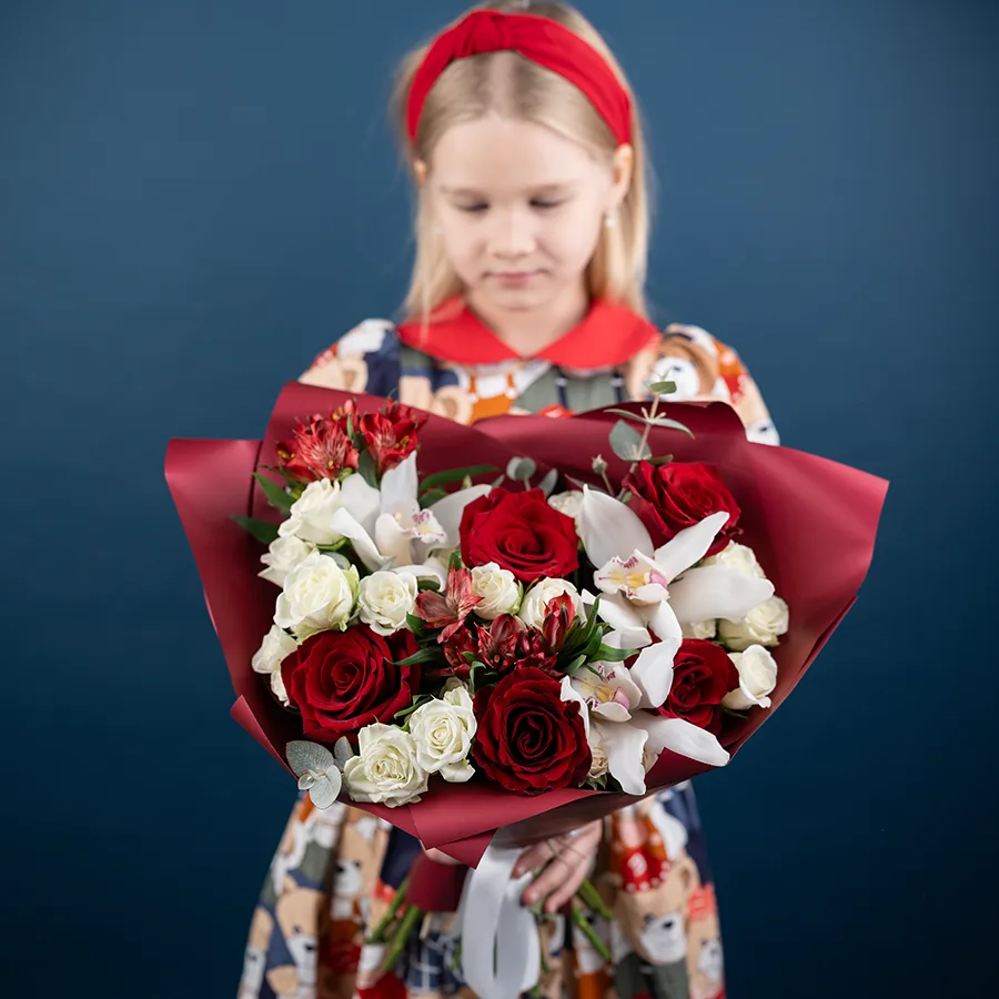 Букет из роз, кустовых роз, орхидей и альстромерий (03838)