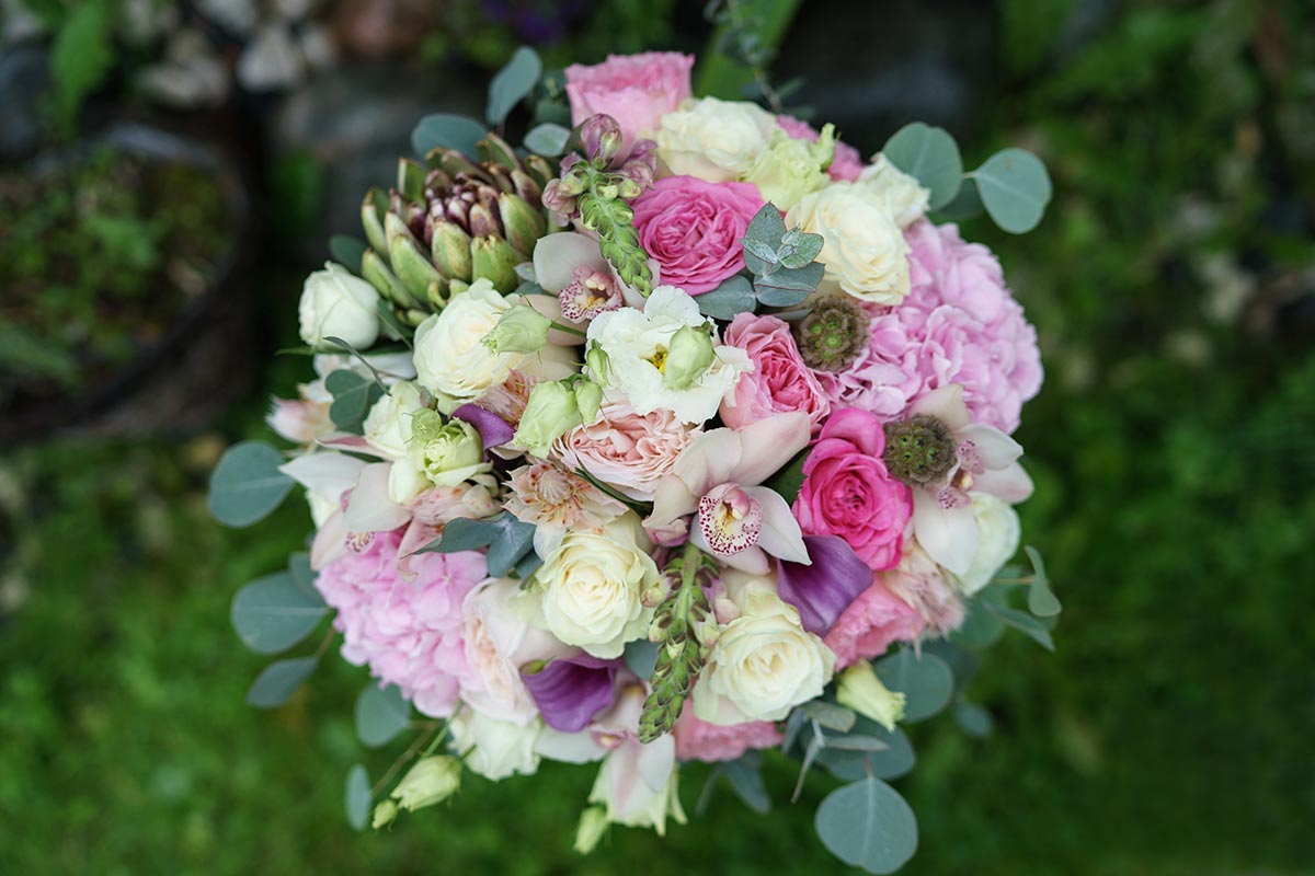 Букет из роз, гортензий, орхидей, калл и эустом с артишоком (00984)