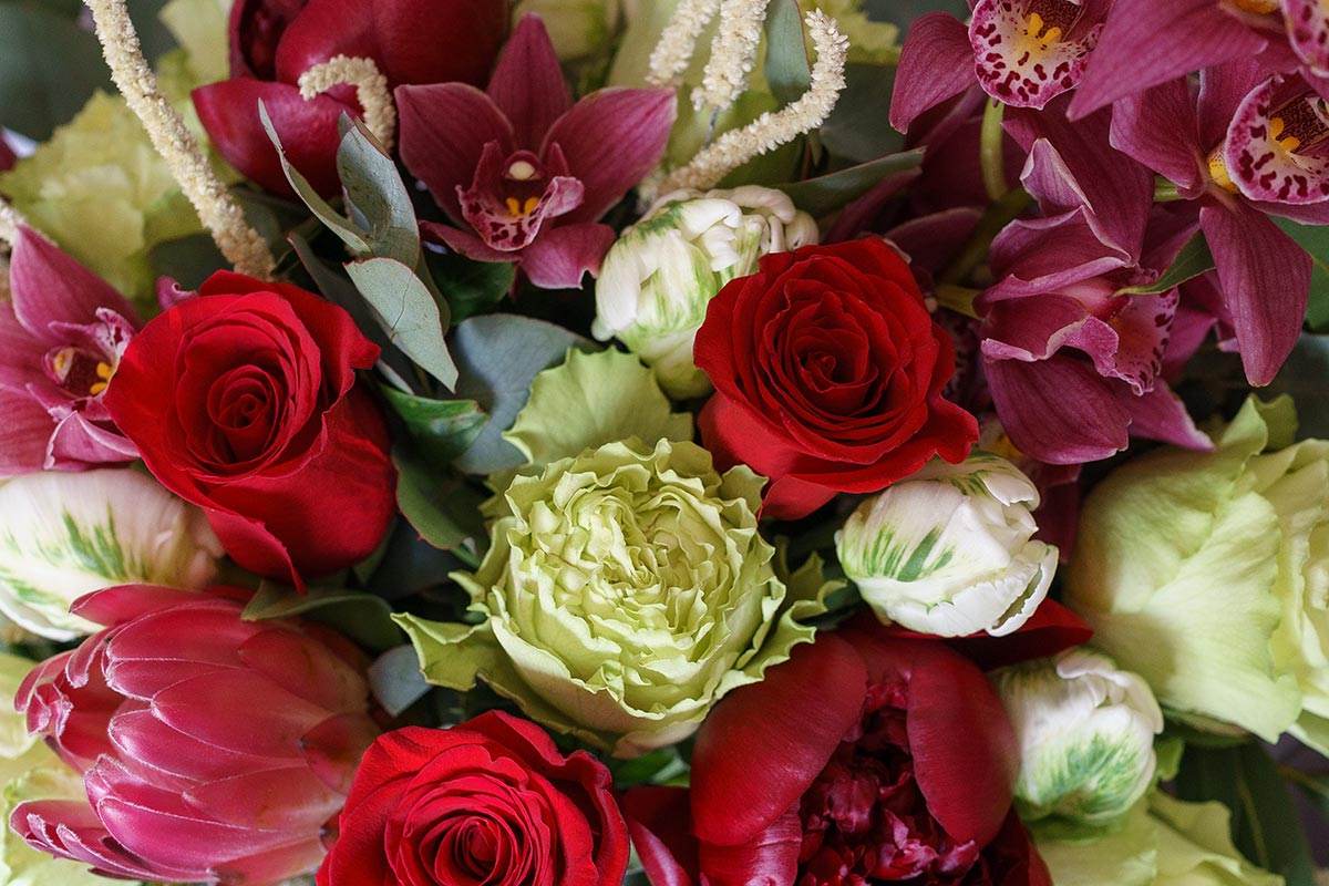 Букет из пионов, роз, орхидей, тюльпанов и калл с протеей (00958)