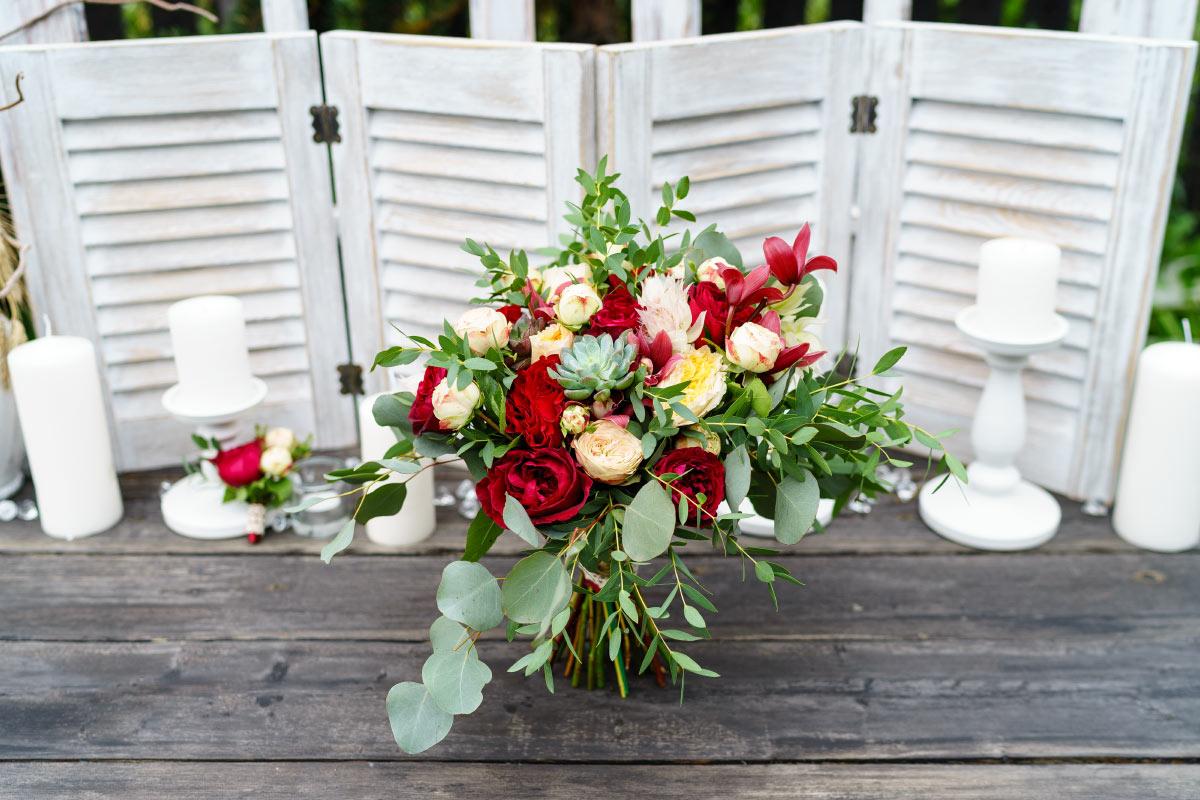 Букет невесты из роз и орхидей с эхевериями (00846)