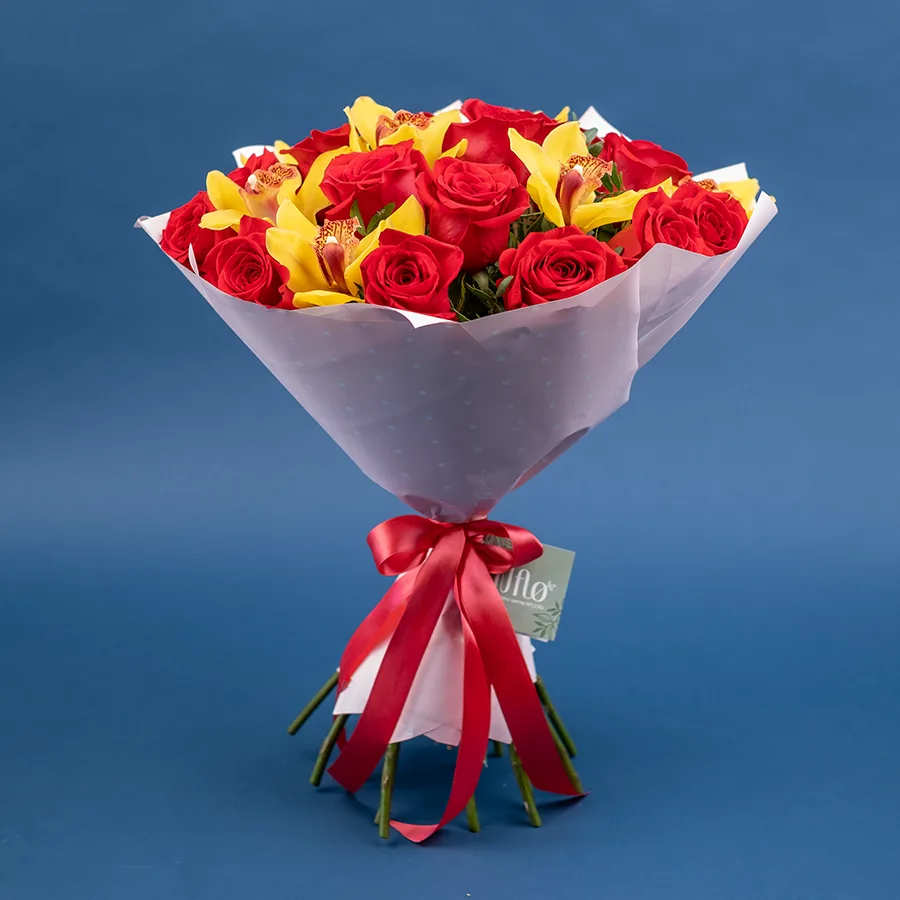 Букет из 23 цветов — красных роз Фридом и желтых орхидей Цимбидиум (02477)