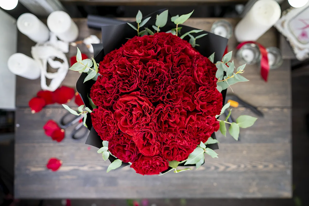 Букет из 19 красных садовых роз Вонтед (01106)