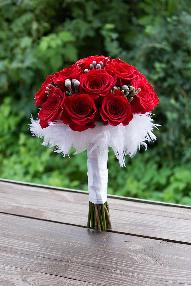 Свадебный букет из роз с перьями (00291)