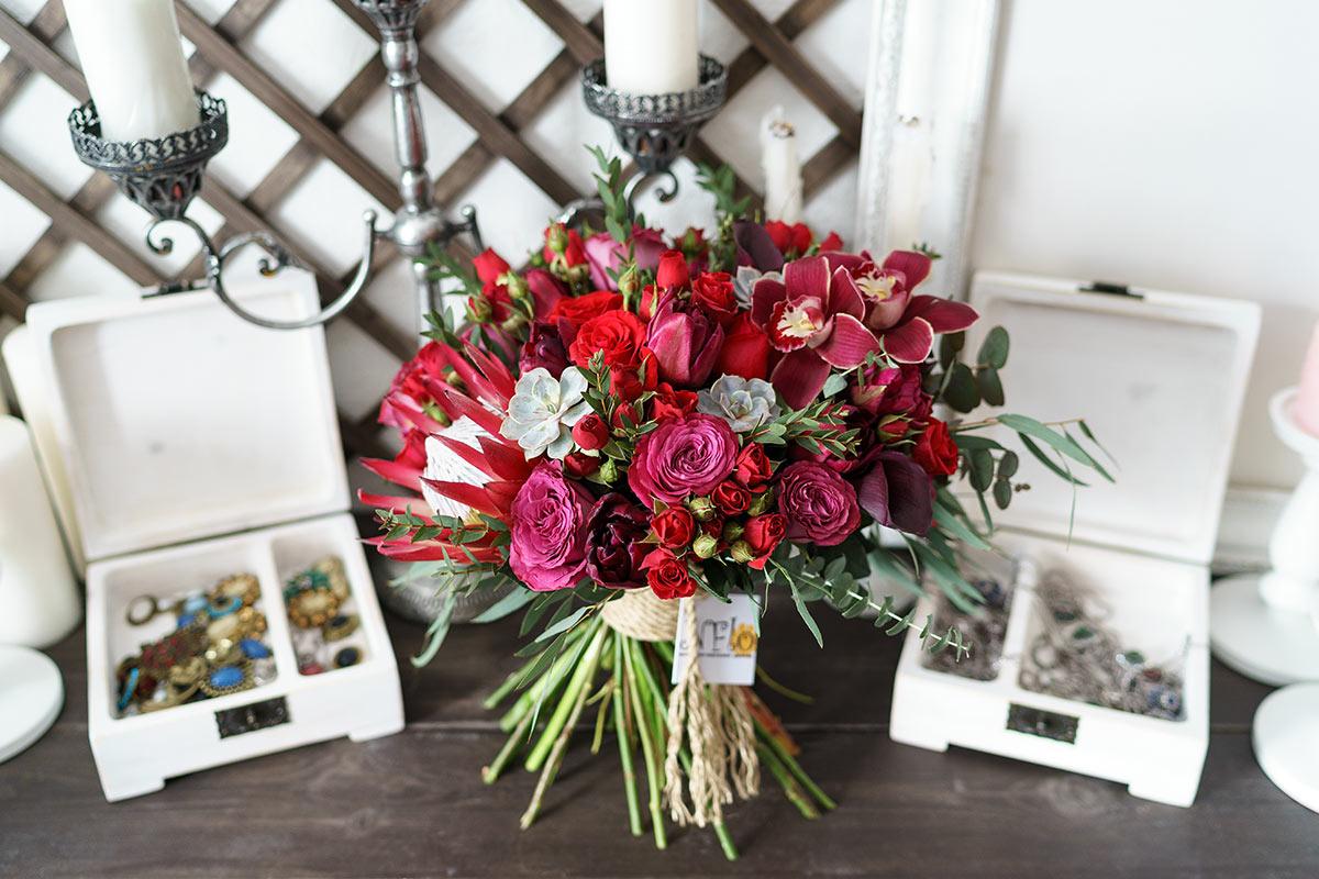 Букет из роз, орхидей, тюльпанов и калл с протеей и эхевериями (00929)