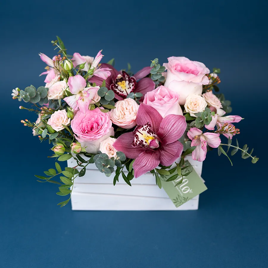 Композиция с розами, орхидеями и альстромериями в ящике (02974)