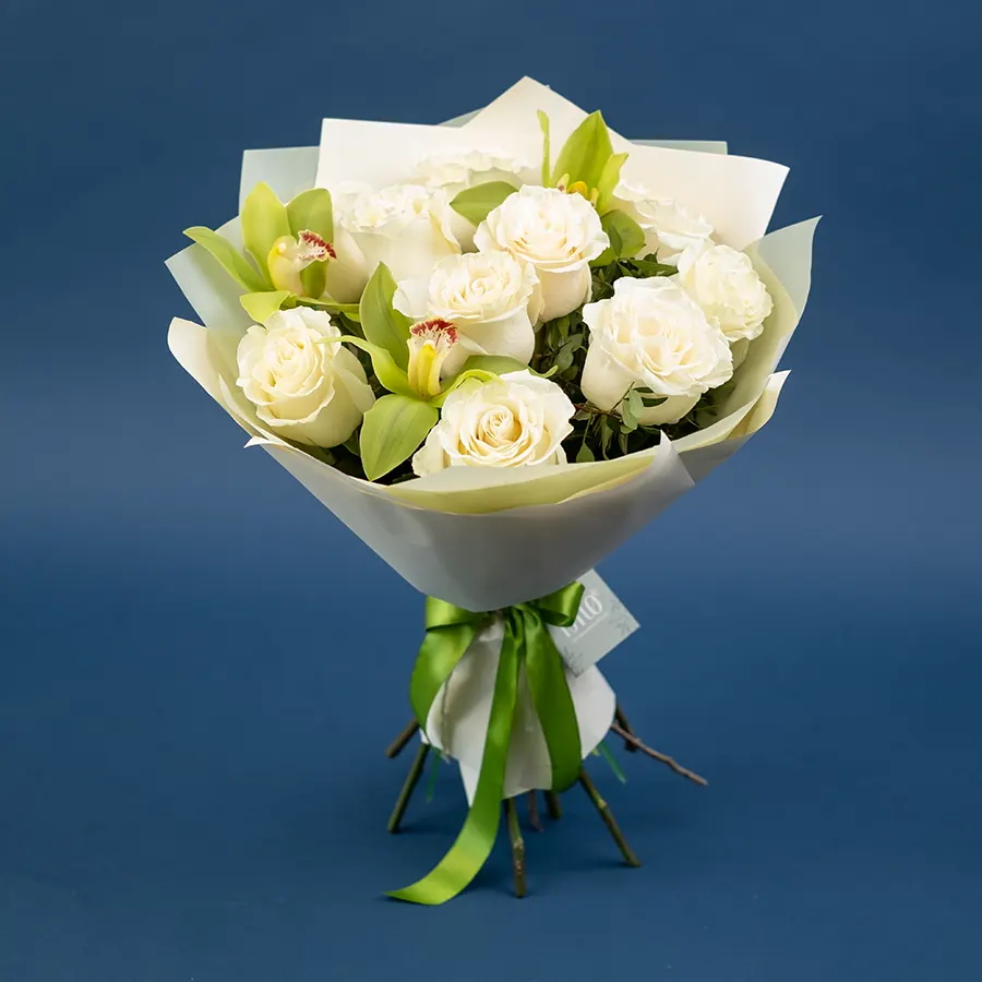 Букет из 13 цветов — белых роз Мондиаль и зеленых орхидей Цимбидиум (02482)