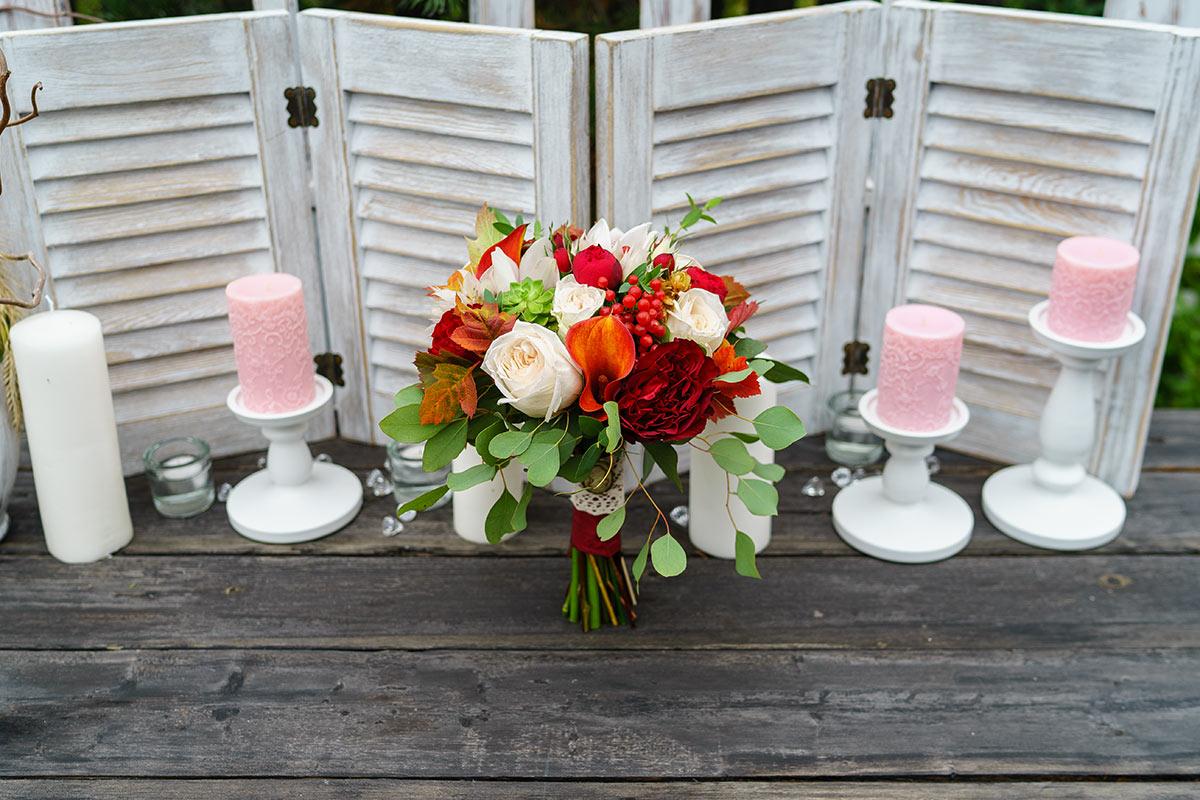 Осенний букет невесты из роз, орхидей и калл с эхеверией (00855)