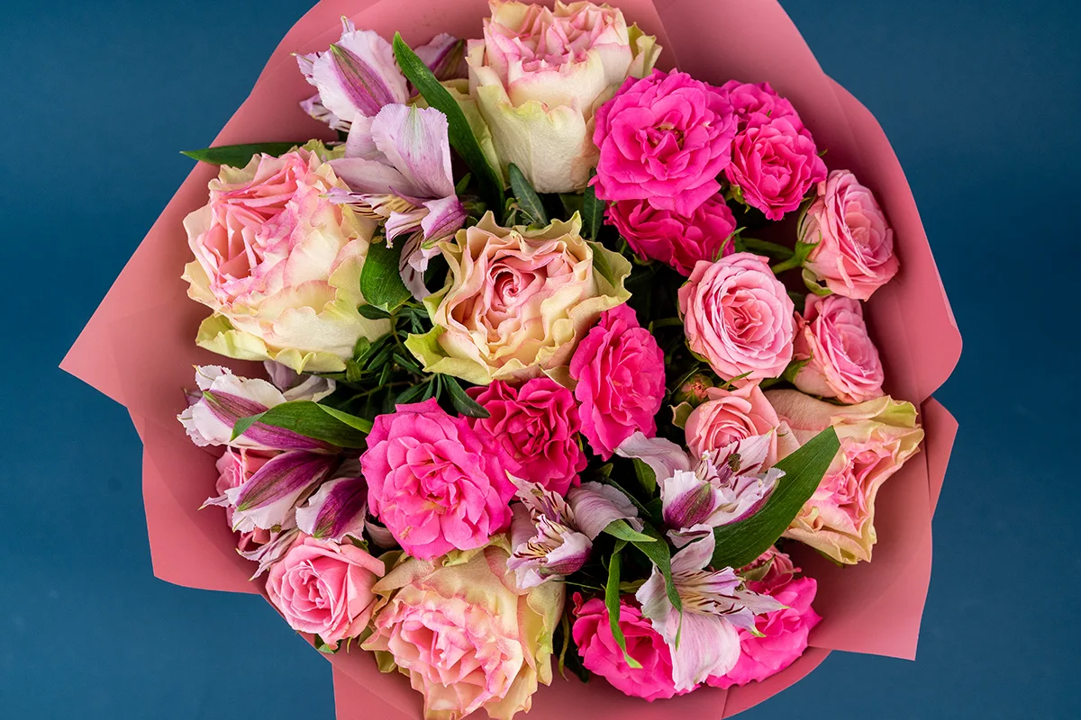 Розовый букет из роз, кустовых роз и альстрёмерий (01375)