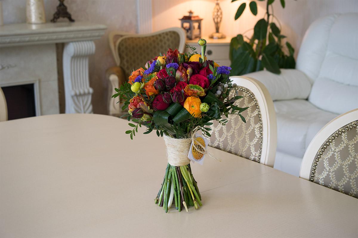 Букет из роз Пиано, ранункулюсов и тюльпанов (00501)