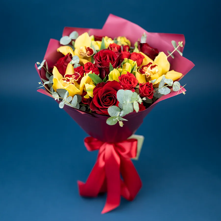 Букет из роз, кустовых роз, орхидей и альстромерий (02930)