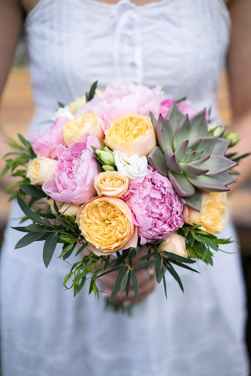 Свадебный букет из пионов, пионовидных роз, эустом и эхеверий (00543)