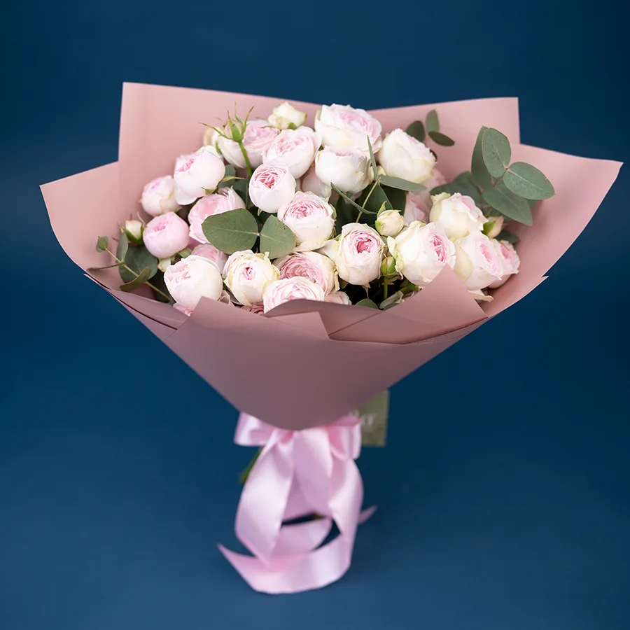 Букет из 5 нежно-розовых кустовых пионовидных роз Дедикейшн с эвкалиптом (03045)