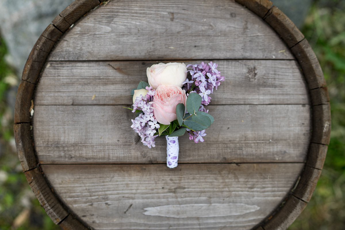 Букет невесты из пионов и роз с сиренью (00971)