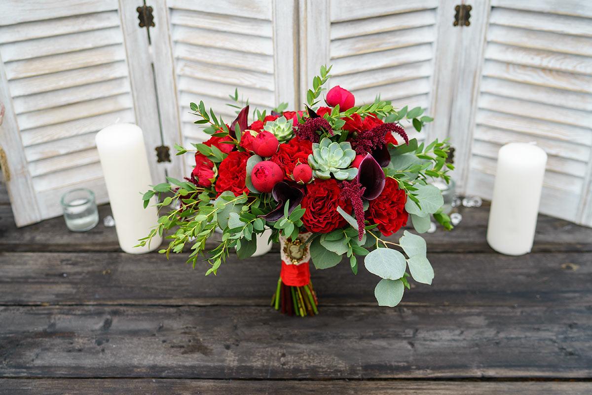Букет невесты из роз и калл с эхевериями и амарантом (00850)